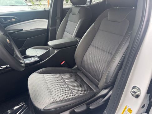 Used 2025 Chevrolet Trax LT FWD image 36