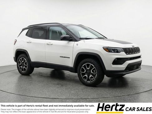 Used 2025 Jeep Compass Trailhawk image 1