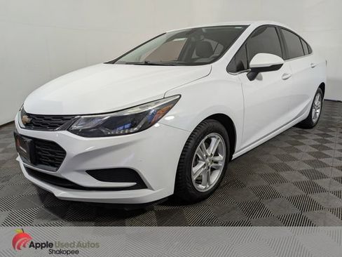 Used 2018 Chevrolet Cruze LT w/ Convenience Package FWD image 3