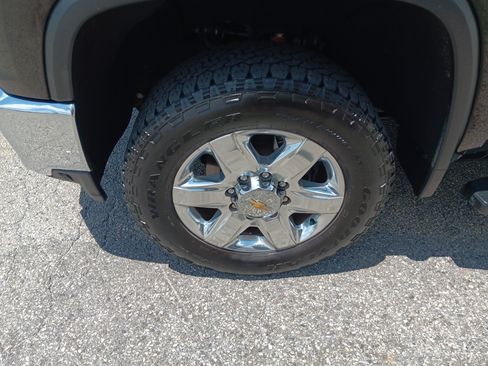 Used 2023 Chevrolet Silverado 2500 LTZ w/ LTZ Convenience Package AWD/4WD image 2