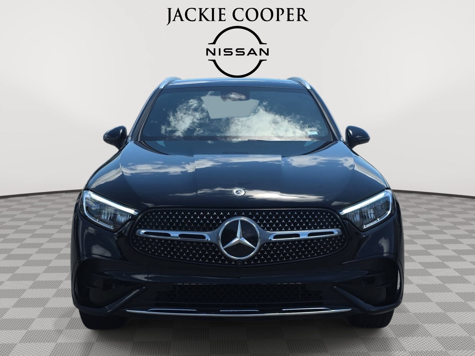 Used 2025 Mercedes-Benz GLC 300 4MATIC image 2