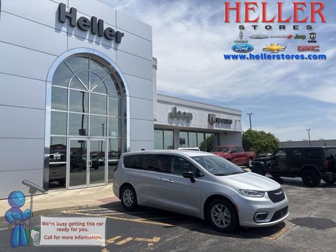 Used 2024 Chrysler Pacifica Touring-L FWD image 1