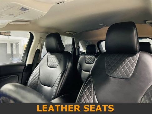 Used 2023 Ford Edge Titanium image 3