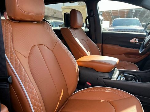 New 2026 Chrysler Pacifica Pinnacle FWD image 13