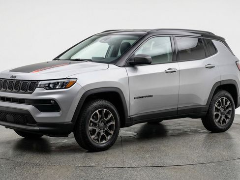 Used 2025 Jeep Compass Trailhawk image 3