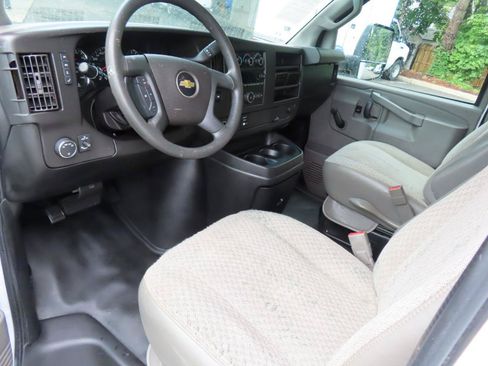 Used 2018 Chevrolet Express 3500 w/ Driver Convenience Package RWD image 10