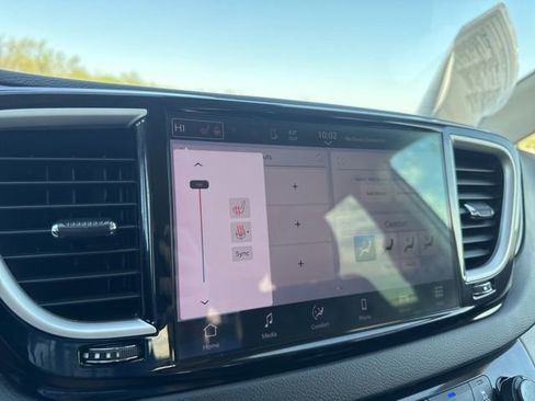 Used 2024 Chrysler Pacifica Touring-L FWD image 5