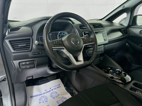 Used 2018 Nissan Leaf SV w/ SV Technology Package FWD image 9