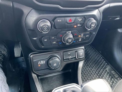 Used 2022 Jeep Renegade Latitude image 24