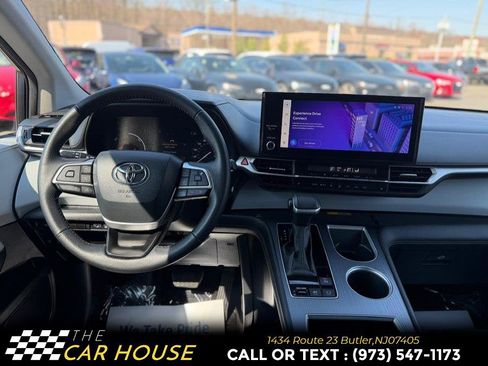 Used 2025 Toyota Sienna XLE FWD image 27