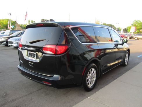 Used 2022 Chrysler Voyager LX FWD image 5