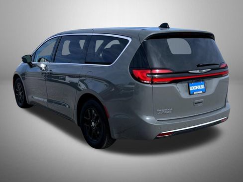 Used 2023 Chrysler Pacifica Touring-L FWD image 8