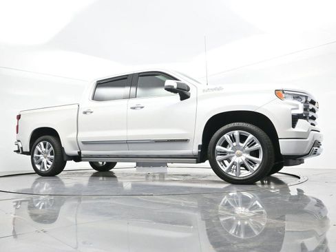 Used 2022 Chevrolet Silverado 1500 High Country w/ High Country Premium Package AWD/4WD image 43