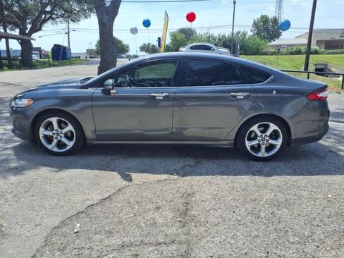 Used 2015 Ford Fusion SE FWD image 4