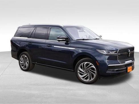 Used 2025 Lincoln Navigator Reserve AWD/4WD image 2