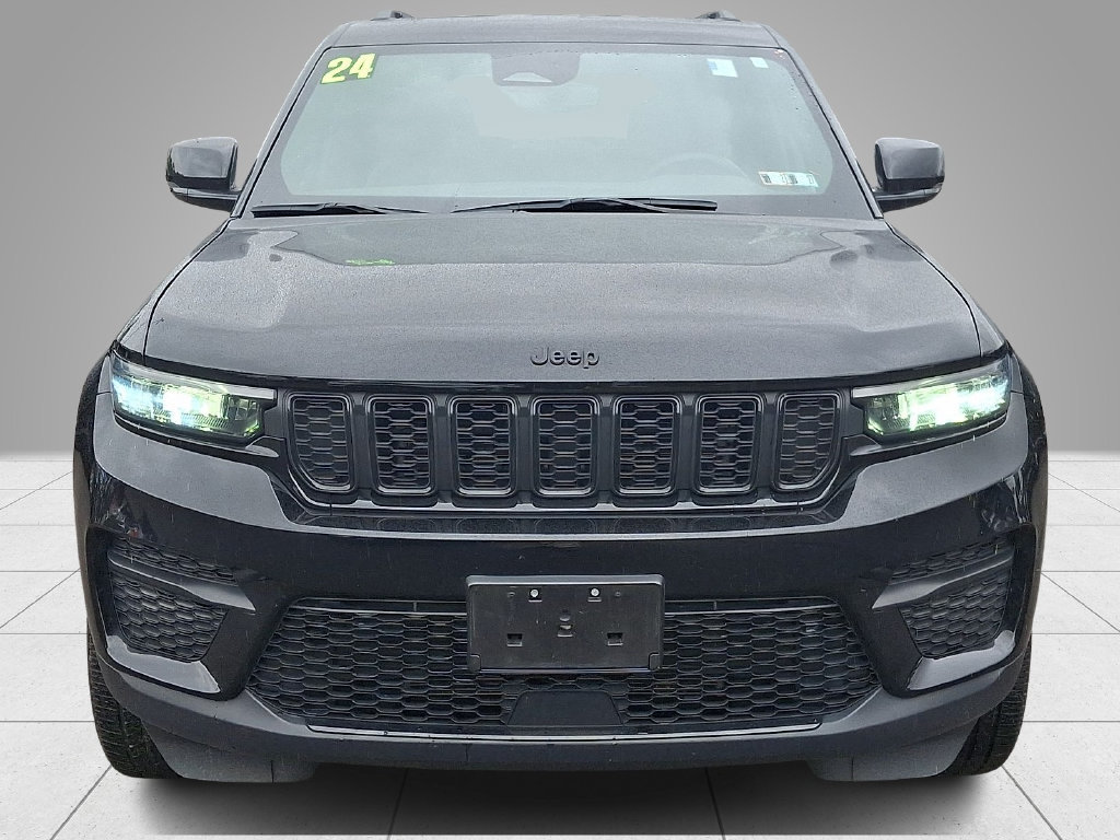 Used 2024 Jeep Grand Cherokee Altitude AWD/4WD image 3