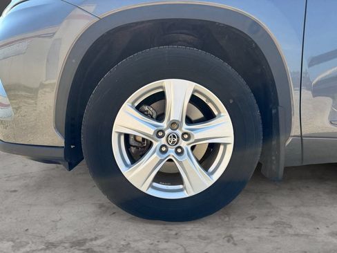 Used 2023 Toyota Highlander L FWD image 9