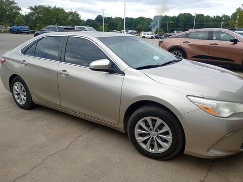 Used 2016 Toyota Camry LE FWD image 4