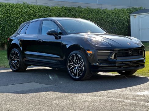 Certified 2025 Porsche Macan AWD/4WD image 10