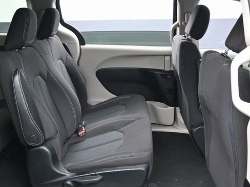 Used 2020 Chrysler Voyager L image 32