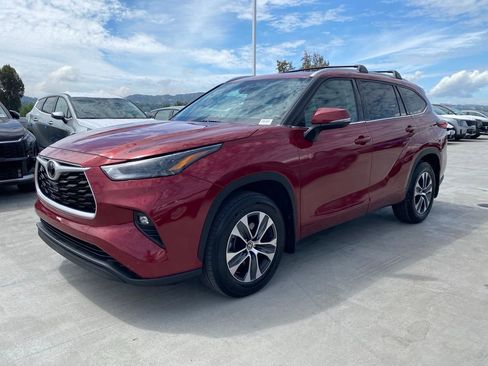 Used 2022 Toyota Highlander XLE AWD/4WD image 8