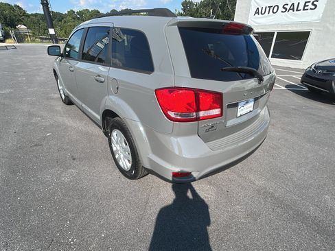 Used 2019 Dodge Journey SE w/ Premium Group FWD image 3