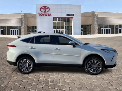 Certified 2024 Toyota Venza XLE image 9