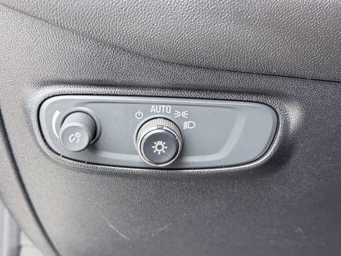 Used 2018 Chevrolet Equinox LT FWD image 12