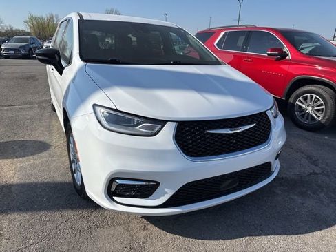 Used 2025 Chrysler Pacifica Select image 5