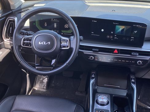 Certified 2025 Kia Sorento EX AWD/4WD image 12