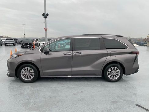 Used 2023 Toyota Sienna XLE image 5
