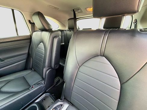Used 2022 Toyota Highlander XLE AWD/4WD image 12