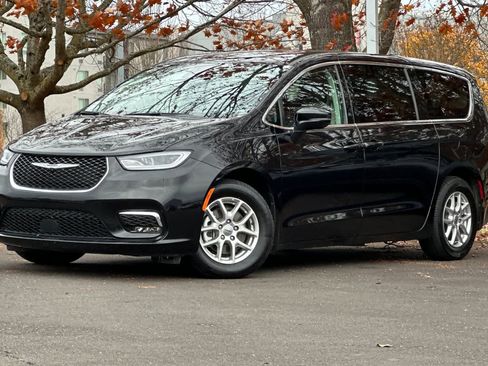 Used 2024 Chrysler Pacifica Touring-L image 1