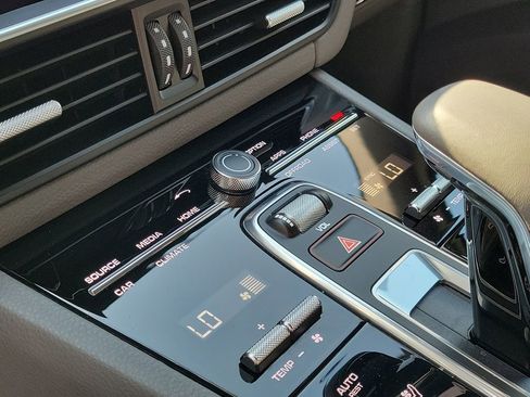 Certified 2023 Porsche Cayenne Platinum Edition AWD/4WD image 32