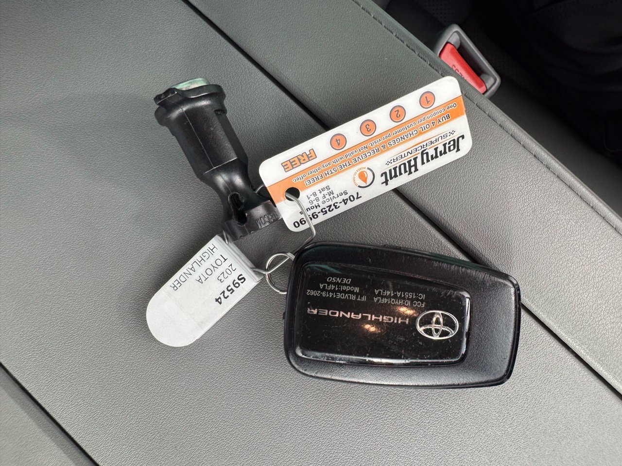 Used 2023 Toyota Highlander Limited FWD image 3