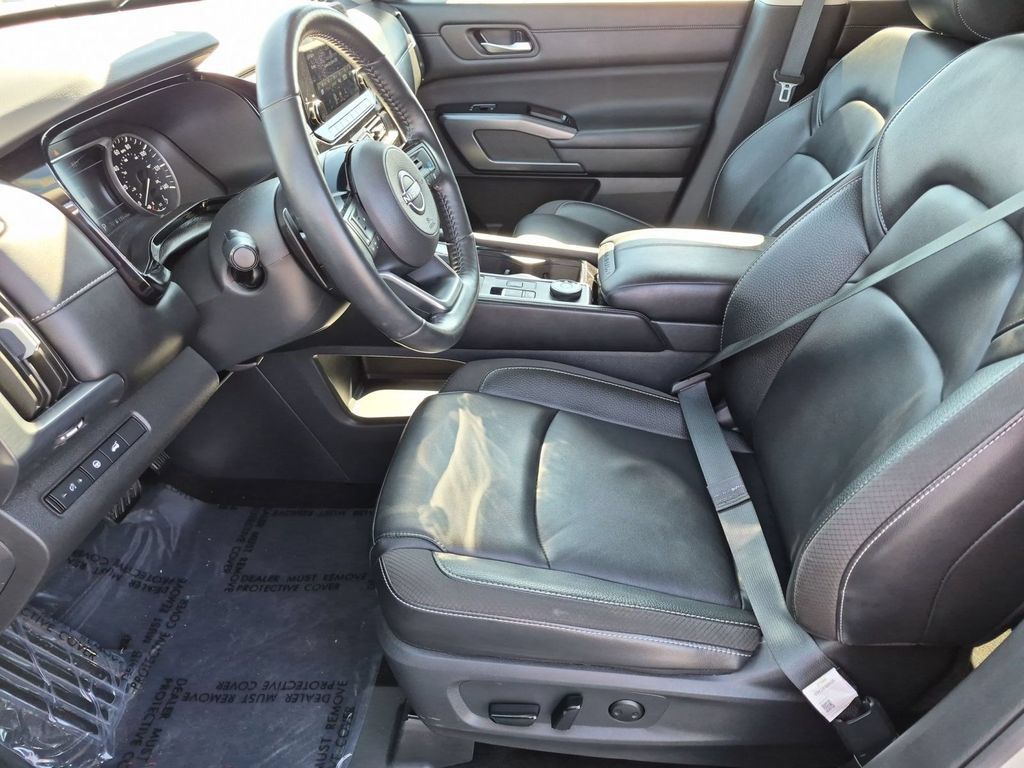 Used 2025 Nissan Pathfinder SL AWD/4WD image 15