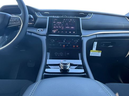 New 2025 Jeep Grand Cherokee Laredo image 3