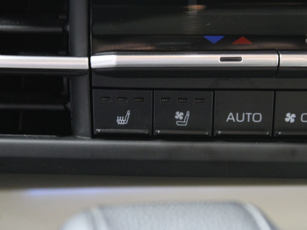 Used 2024 Toyota Sienna Limited AWD/4WD image 62