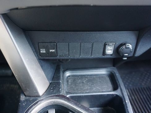 Used 2018 Toyota RAV4 XLE FWD image 12