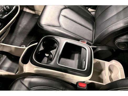 Used 2024 Chrysler Pacifica Touring-L FWD image 27