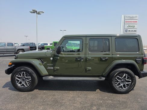 Used 2024 Jeep Wrangler Unlimited Sahara w/ Technology Group AWD/4WD image 8