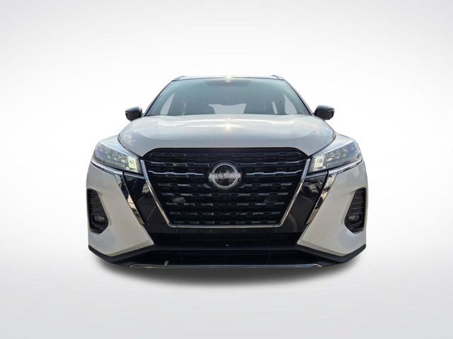 Used 2023 Nissan Kicks SR w/ SR Premium Package FWD image 3