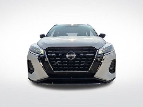 Used 2023 Nissan Kicks SR w/ SR Premium Package FWD image 3