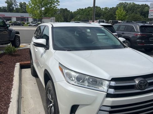 Used 2019 Toyota Highlander LE FWD image 8