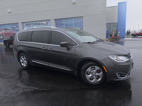 Used 2017 Chrysler Pacifica Touring-L Plus w/ Advanced Safetytec Group image 42