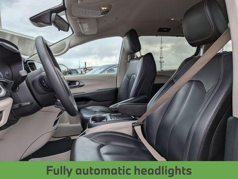Used 2023 Chrysler Pacifica Touring-L FWD image 15