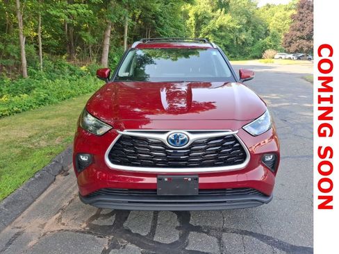 Used 2023 Toyota Highlander XLE AWD/4WD image 3