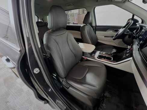 Used 2024 Kia Carnival LX FWD image 31