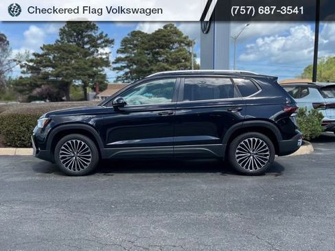 Used 2025 Volkswagen Taos SE image 4