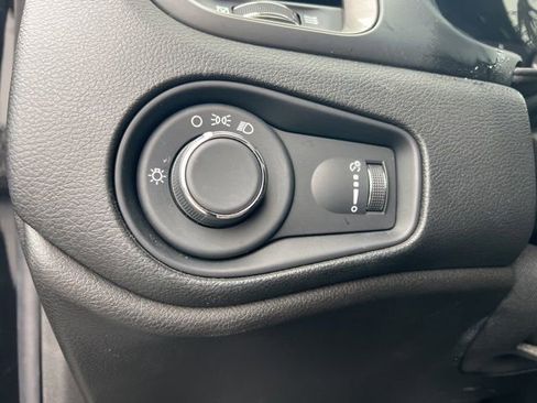 Used 2023 Jeep Renegade Latitude image 10